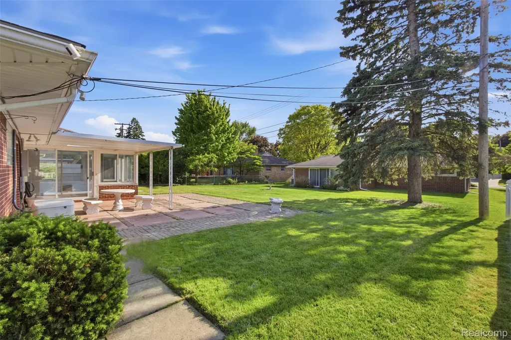 26347 Woodworth Circle Dearborn Heights City MI 48127