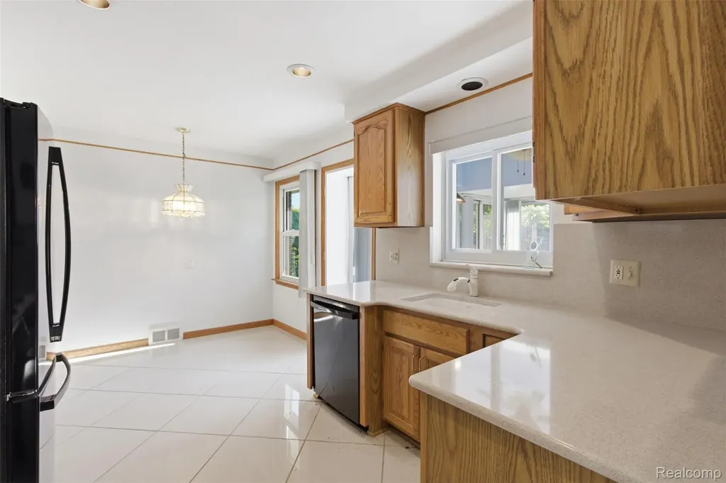 26347 Woodworth Circle Dearborn Heights City MI 48127