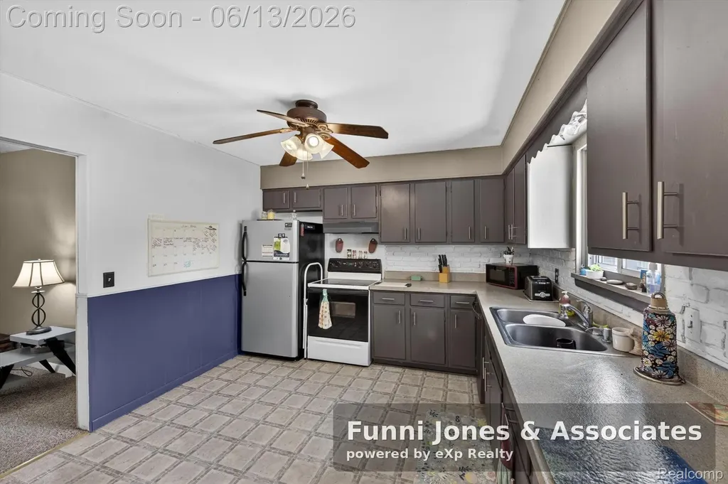 9650 Woodland Court York Charter Township MI 48197