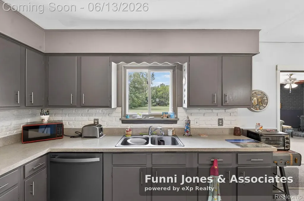 9650 Woodland Court York Charter Township MI 48197