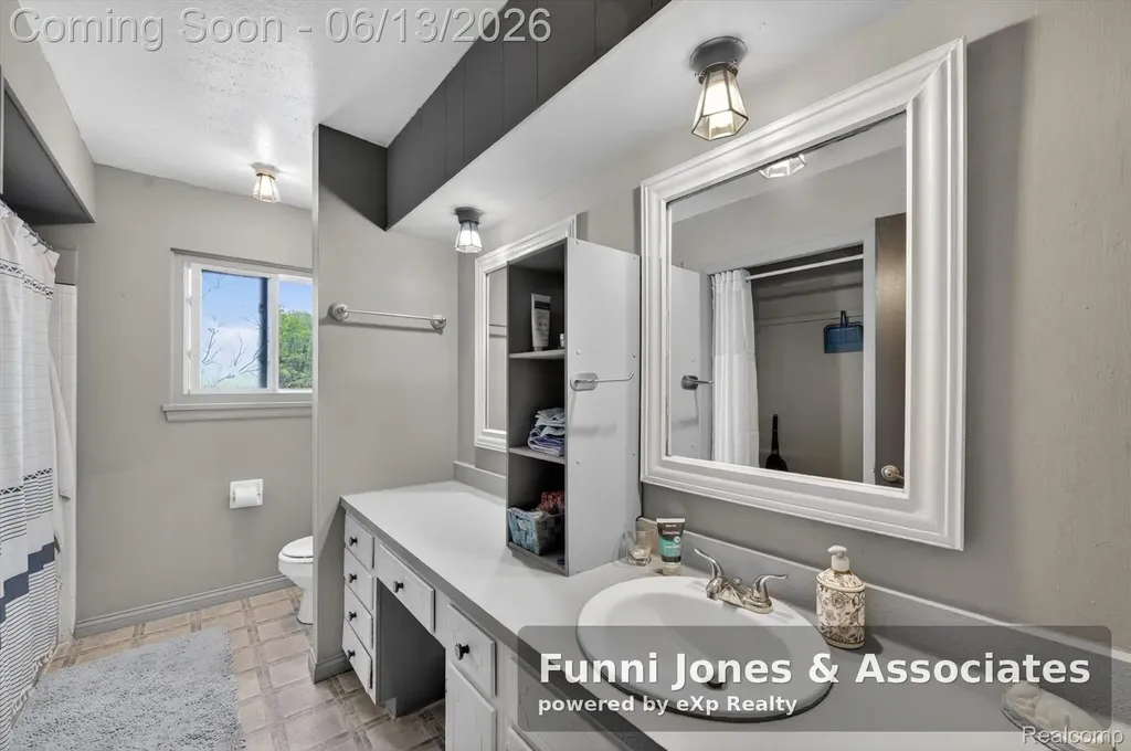9650 Woodland Court York Charter Township MI 48197
