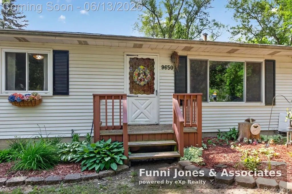 9650 Woodland Court York Charter Township MI 48197