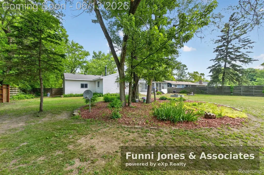 9650 Woodland Court York Charter Township MI 48197