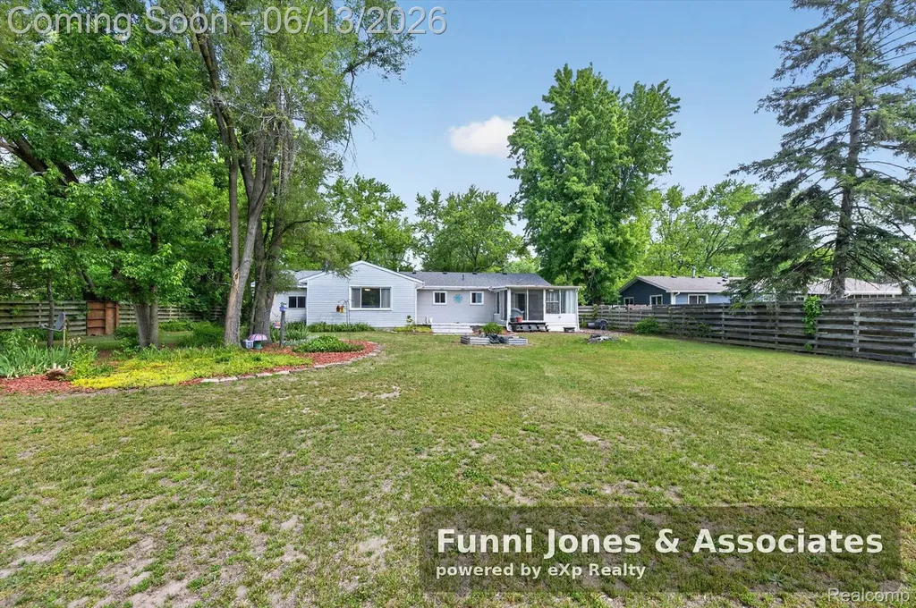 9650 Woodland Court York Charter Township MI 48197
