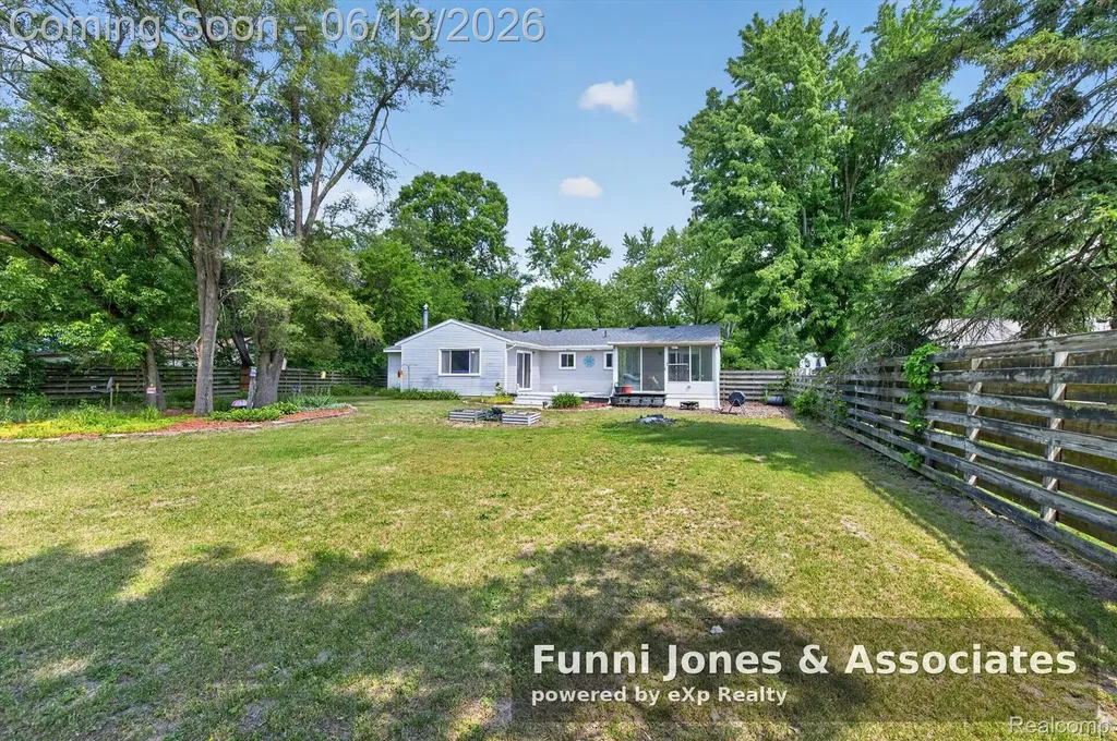 9650 Woodland Court York Charter Township MI 48197