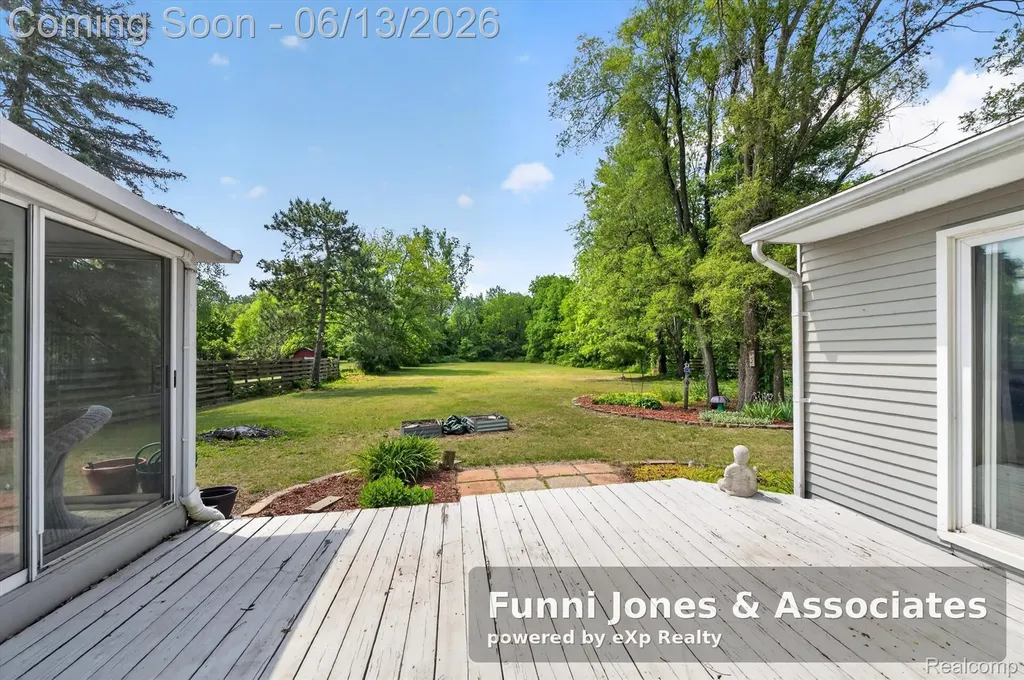 9650 Woodland Court York Charter Township MI 48197