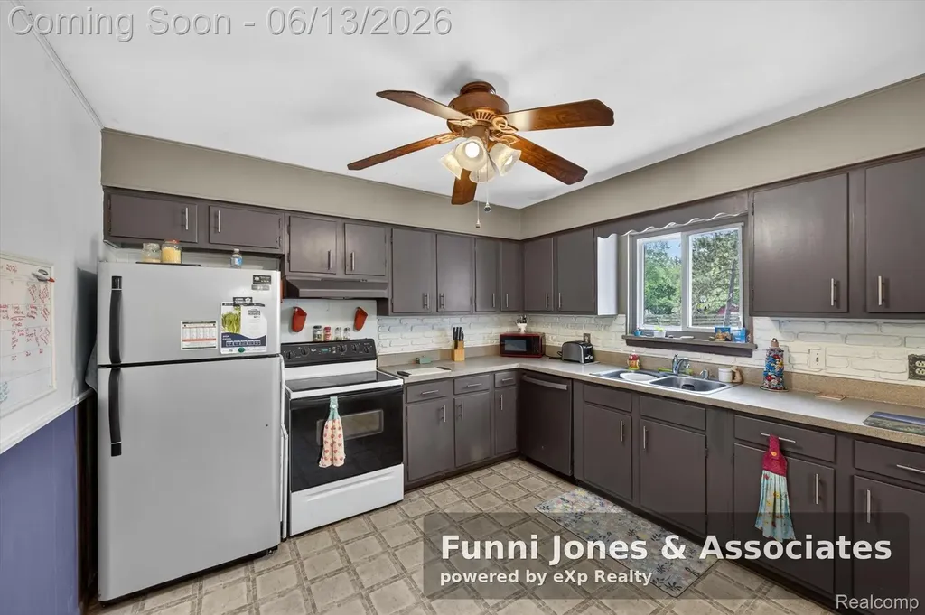 9650 Woodland Court York Charter Township MI 48197