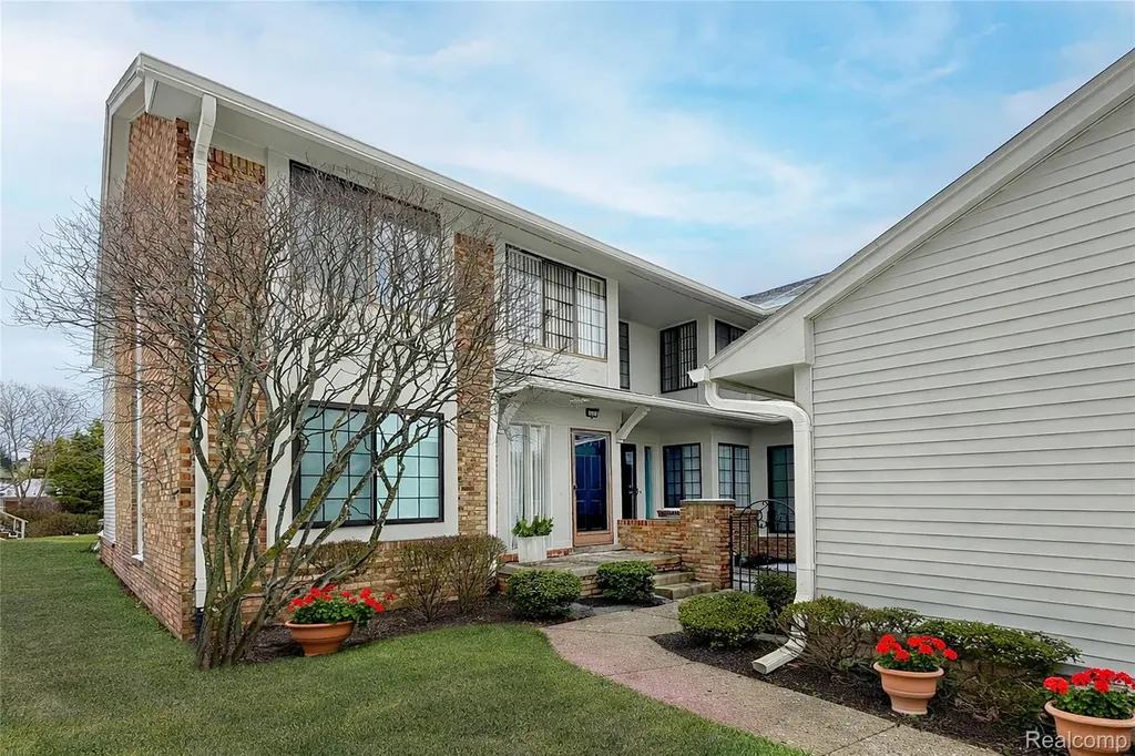 6011 Pebble Lane Court West Bloomfield Charter Township MI 48322