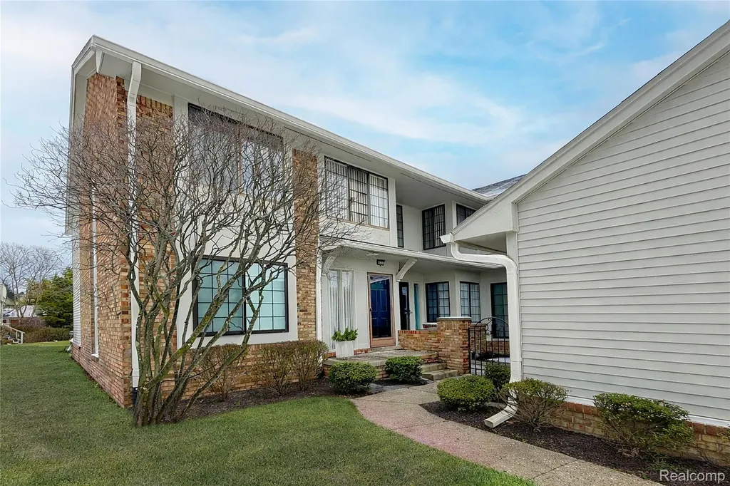 6011 Pebble Lane Court West Bloomfield Charter Township MI 48322