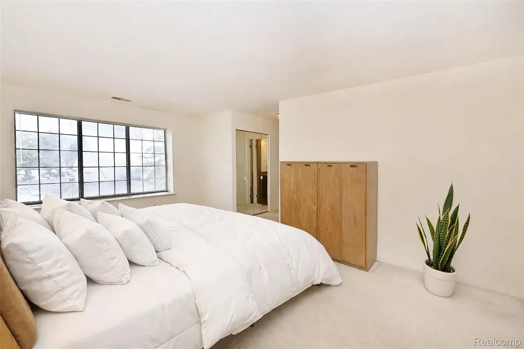 6011 Pebble Lane Court West Bloomfield Charter Township MI 48322