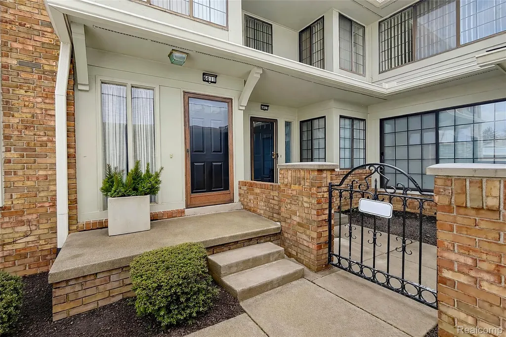 6011 Pebble Lane Court West Bloomfield Charter Township MI 48322