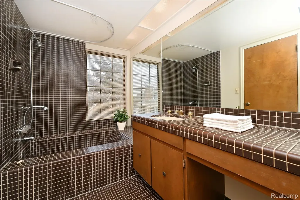 6011 Pebble Lane Court West Bloomfield Charter Township MI 48322