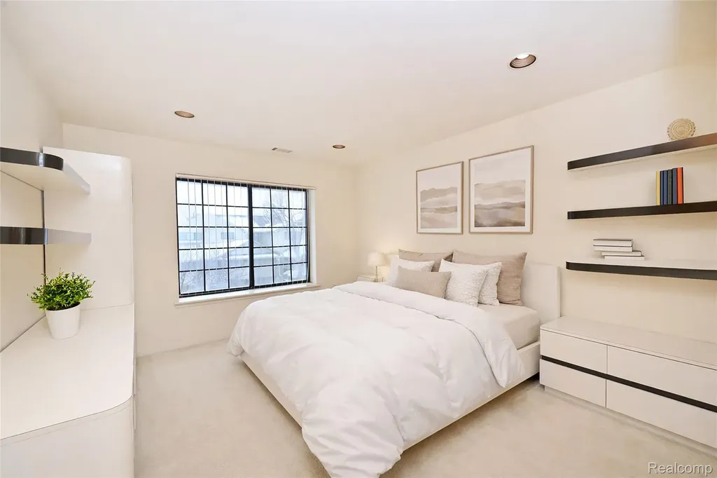 6011 Pebble Lane Court West Bloomfield Charter Township MI 48322