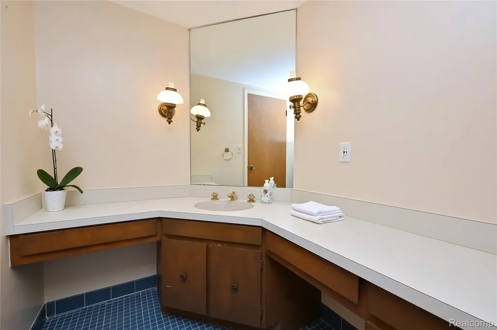 6011 Pebble Lane Court West Bloomfield Charter Township MI 48322
