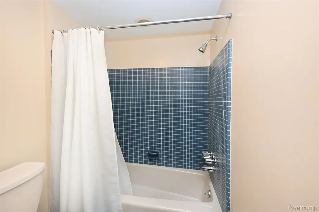 6011 Pebble Lane Court West Bloomfield Charter Township MI 48322