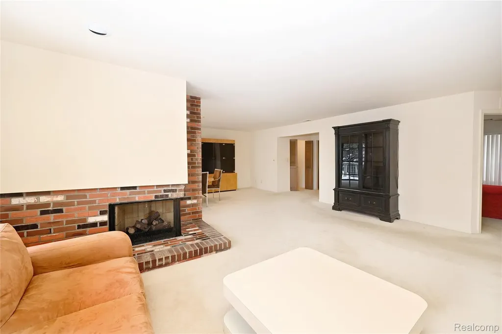 6011 Pebble Lane Court West Bloomfield Charter Township MI 48322