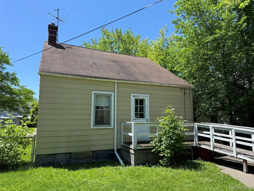 20221 Kenosha Street Harper Woods City MI 48225