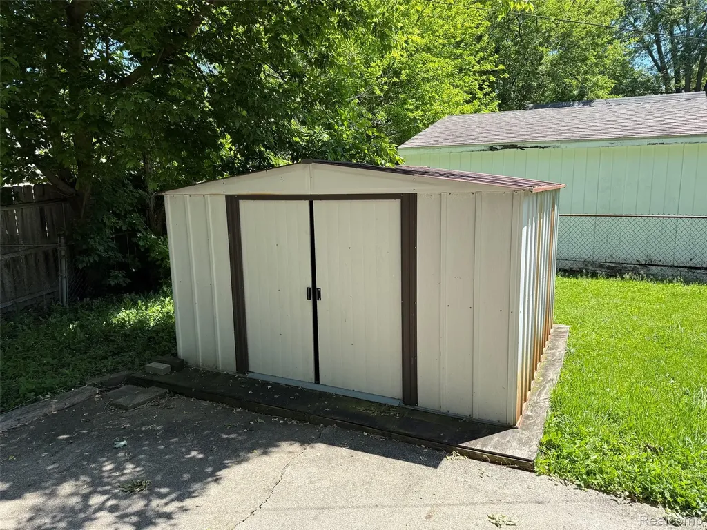 20221 Kenosha Street Harper Woods City MI 48225
