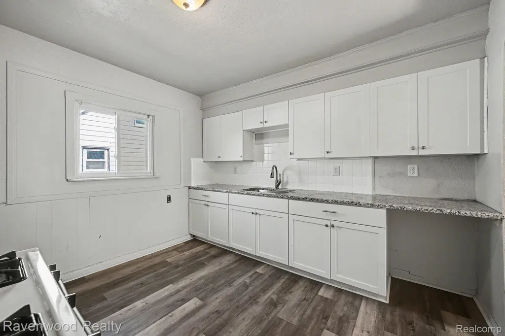7528 Hudson Avenue Warren City MI 48091