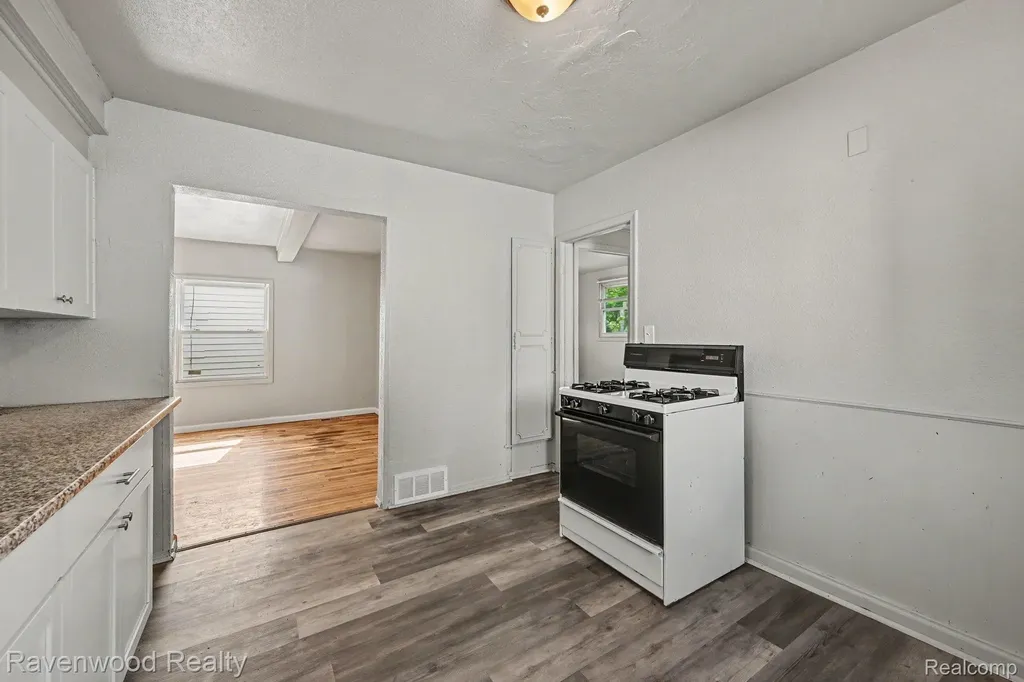 7528 Hudson Avenue Warren City MI 48091