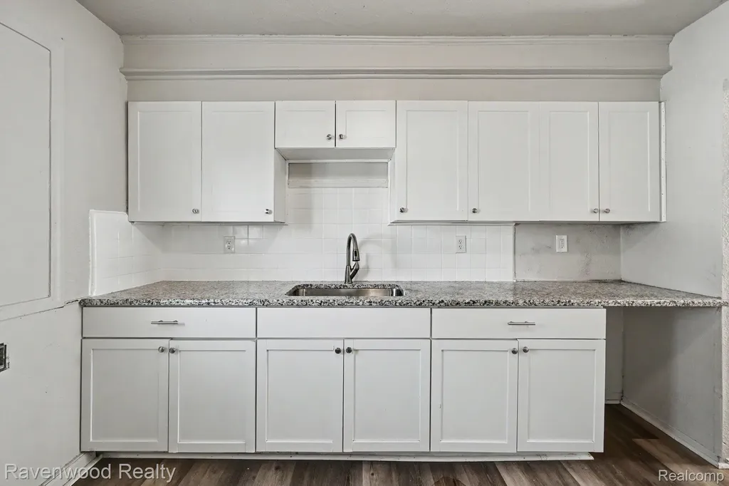 7528 Hudson Avenue Warren City MI 48091