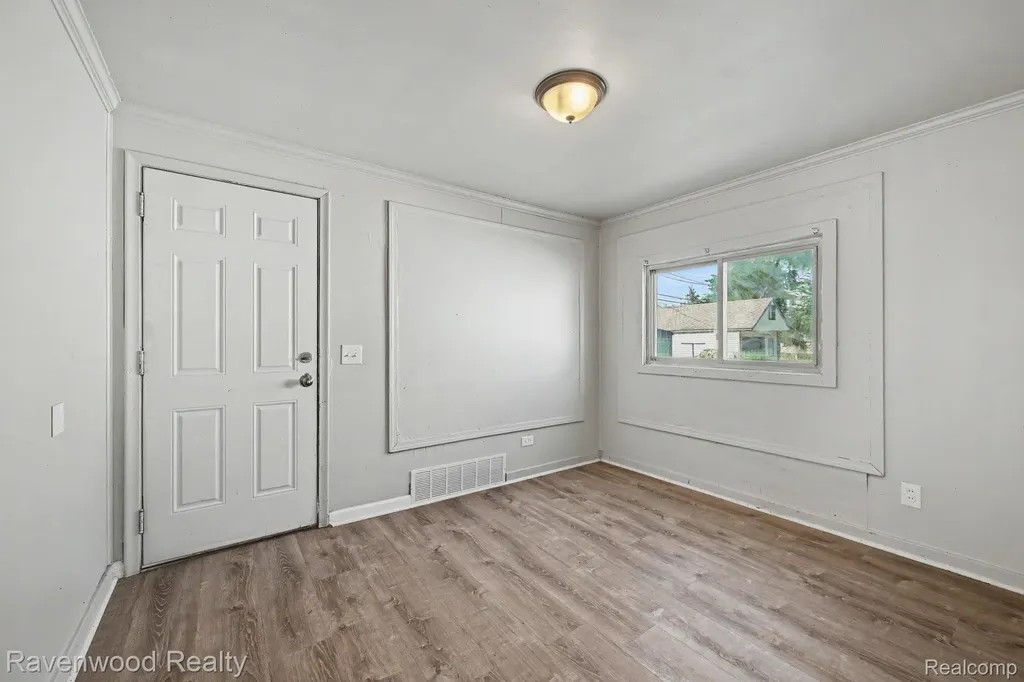 7528 Hudson Avenue Warren City MI 48091