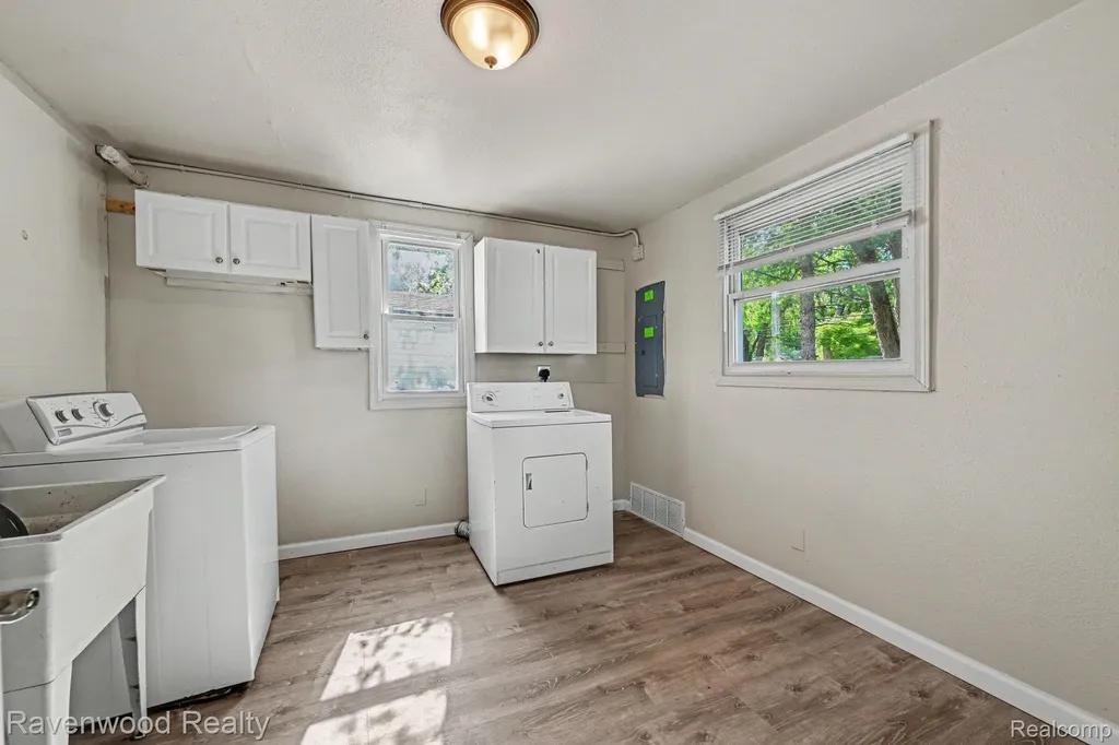 7528 Hudson Avenue Warren City MI 48091