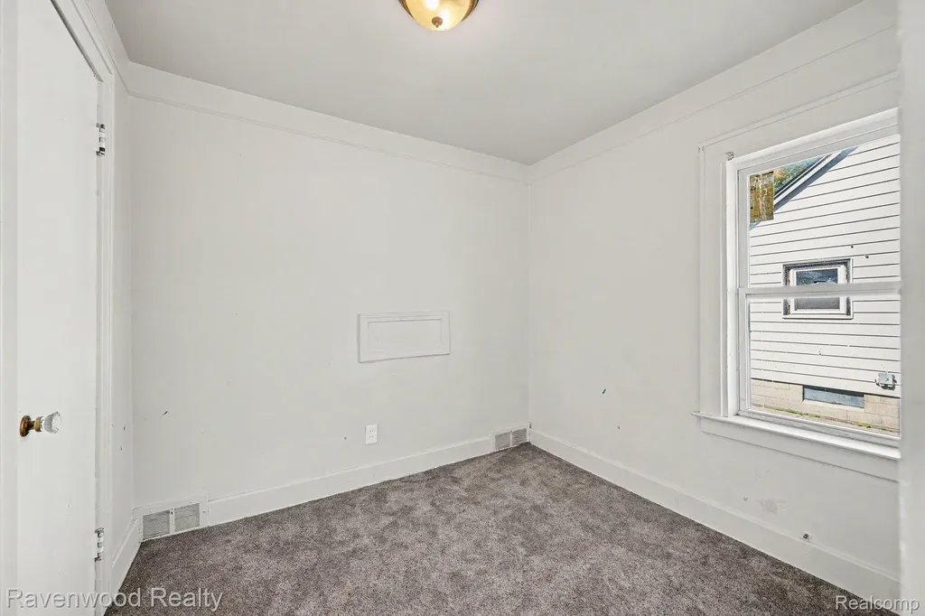 7528 Hudson Avenue Warren City MI 48091