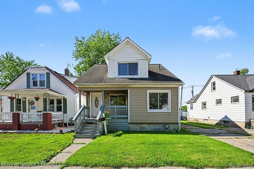 7528 Hudson Avenue Warren City MI 48091