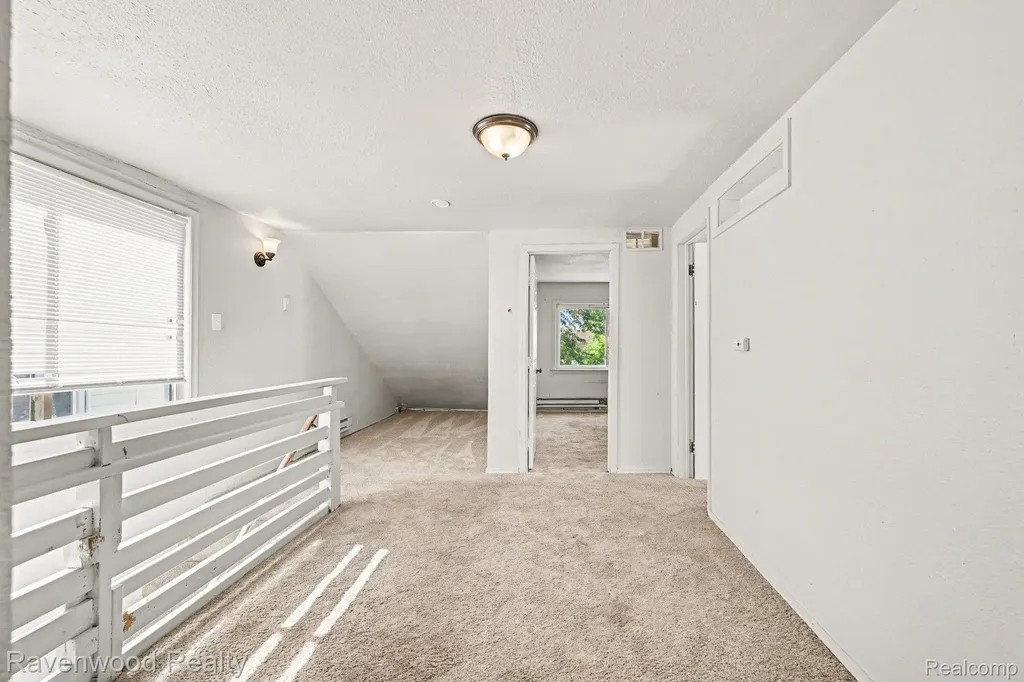 7528 Hudson Avenue Warren City MI 48091