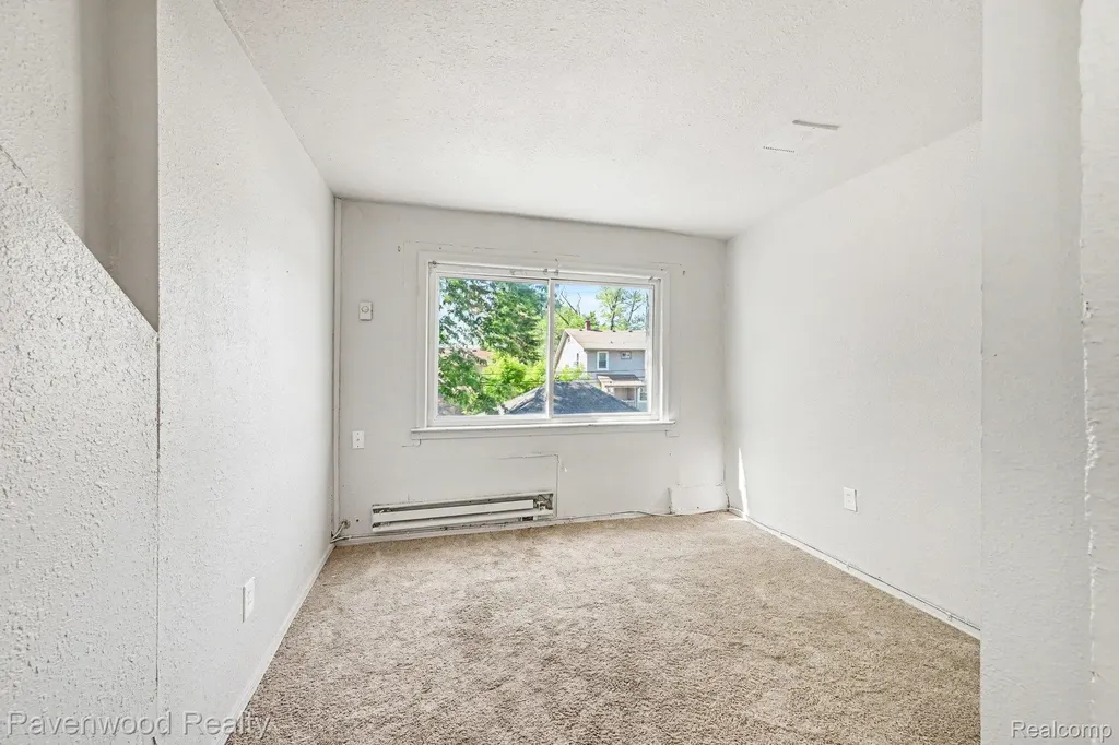 7528 Hudson Avenue Warren City MI 48091