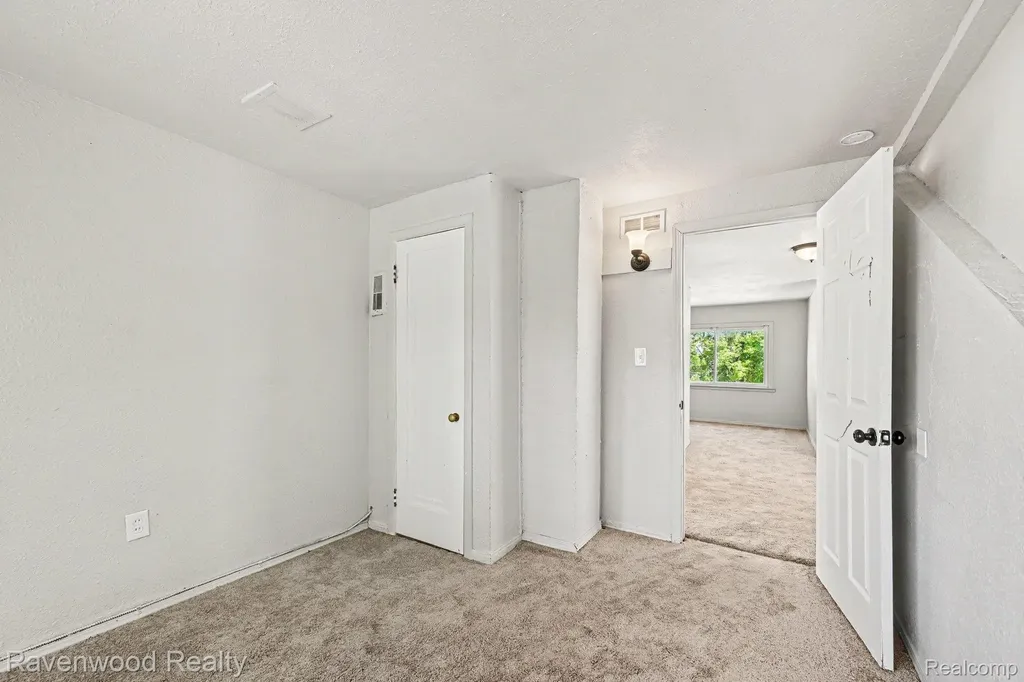 7528 Hudson Avenue Warren City MI 48091