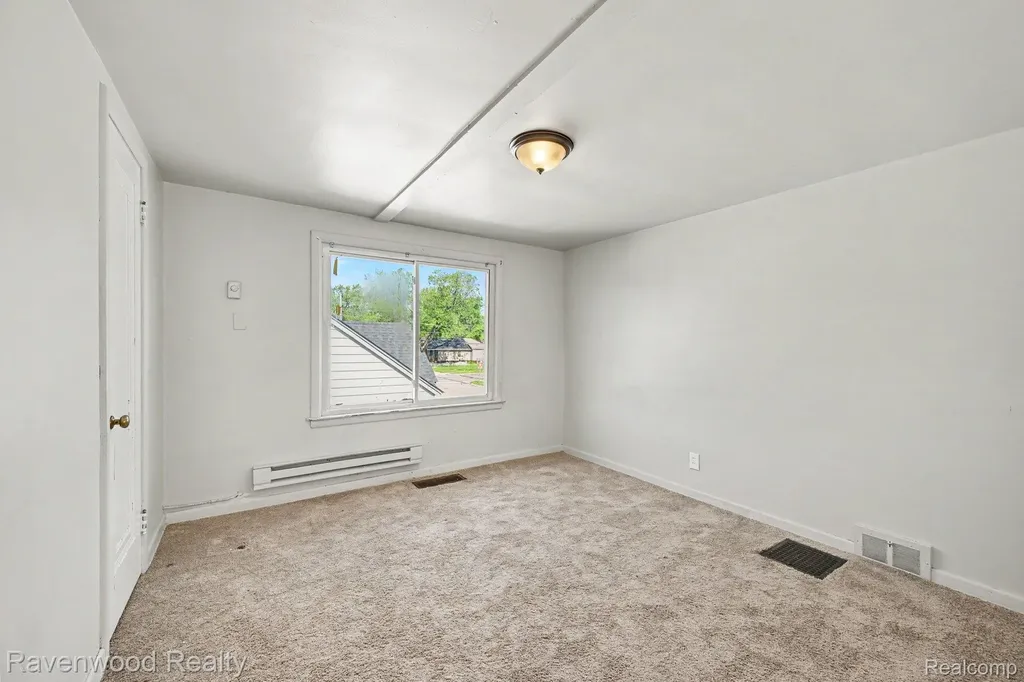 7528 Hudson Avenue Warren City MI 48091