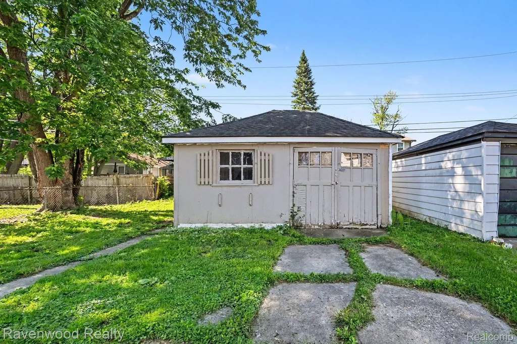 7528 Hudson Avenue Warren City MI 48091