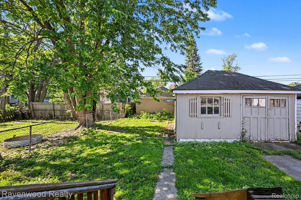7528 Hudson Avenue Warren City MI 48091