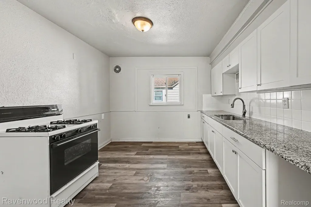 7528 Hudson Avenue Warren City MI 48091