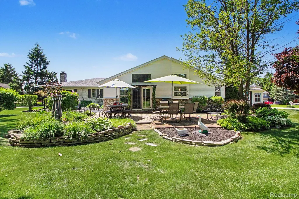 3124 Saint Jude Drive Waterford Charter Township MI 48329