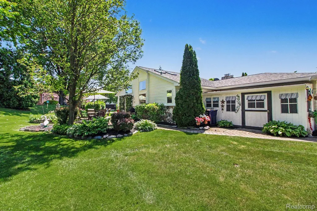 3124 Saint Jude Drive Waterford Charter Township MI 48329