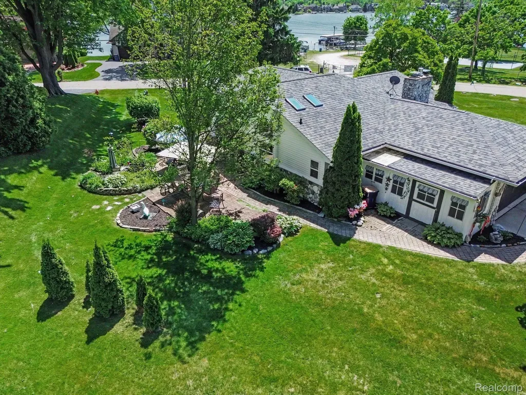 3124 Saint Jude Drive Waterford Charter Township MI 48329