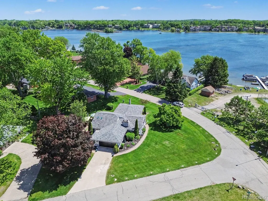3124 Saint Jude Drive Waterford Charter Township MI 48329