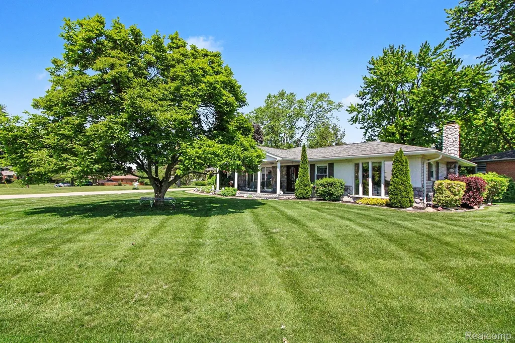 3124 Saint Jude Drive Waterford Charter Township MI 48329