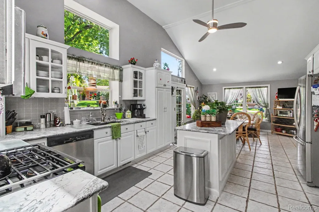 3124 Saint Jude Drive Waterford Charter Township MI 48329