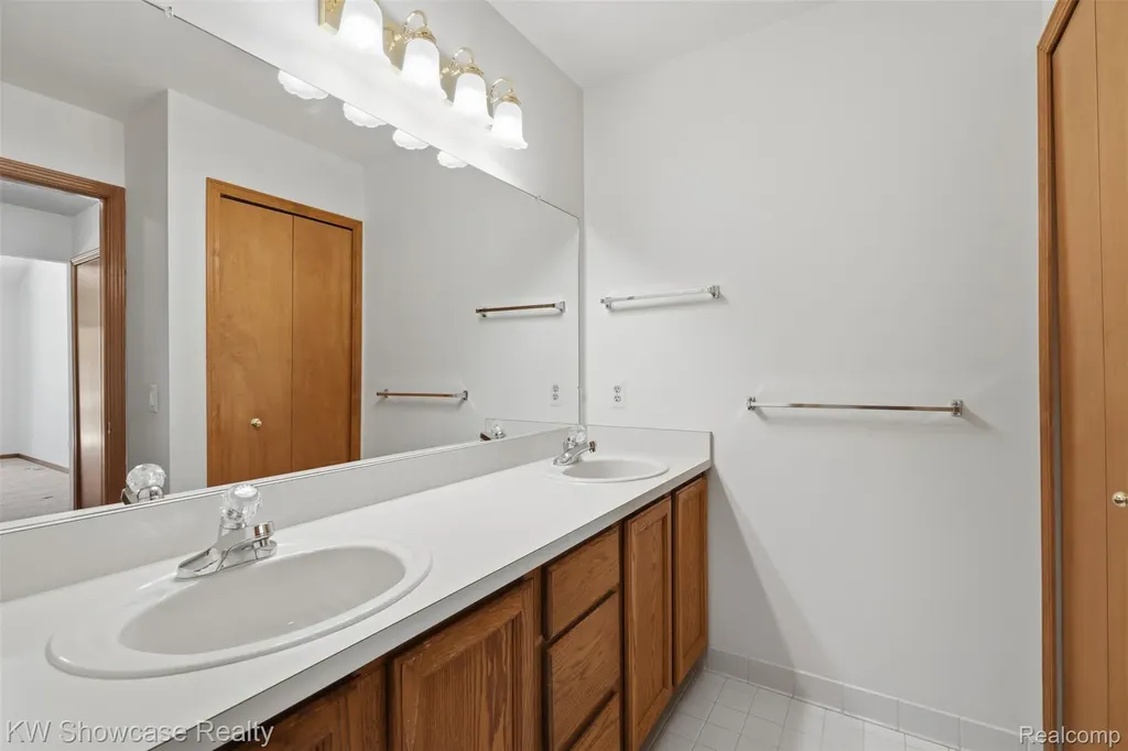 54519 Cambridge Drive Shelby Charter Township MI 48315