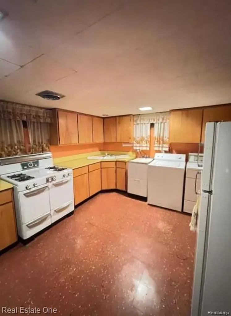 8443 Riverdale Street Dearborn Heights City MI 48127