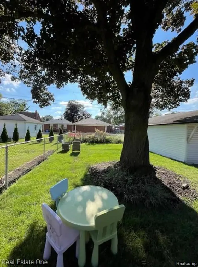 8443 Riverdale Street Dearborn Heights City MI 48127