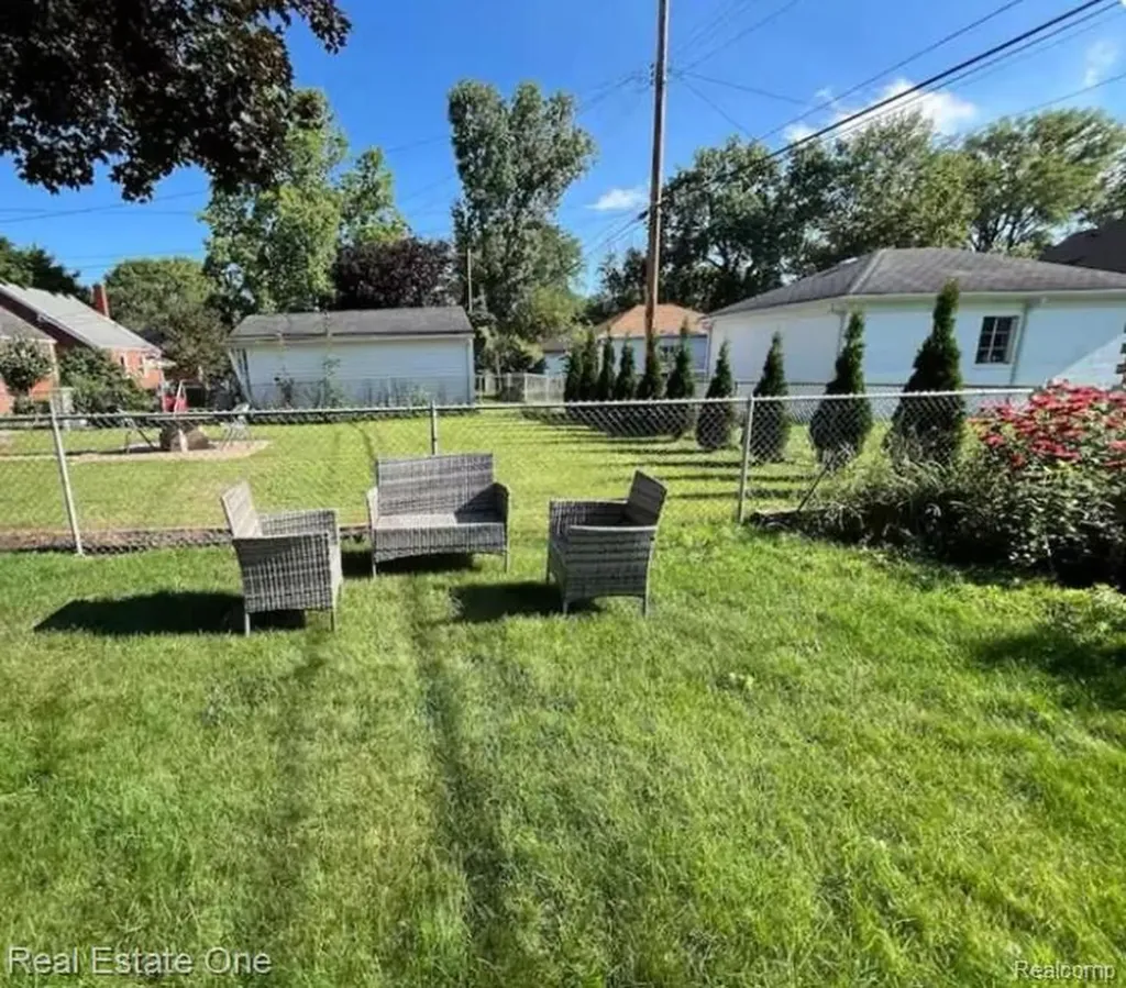 8443 Riverdale Street Dearborn Heights City MI 48127