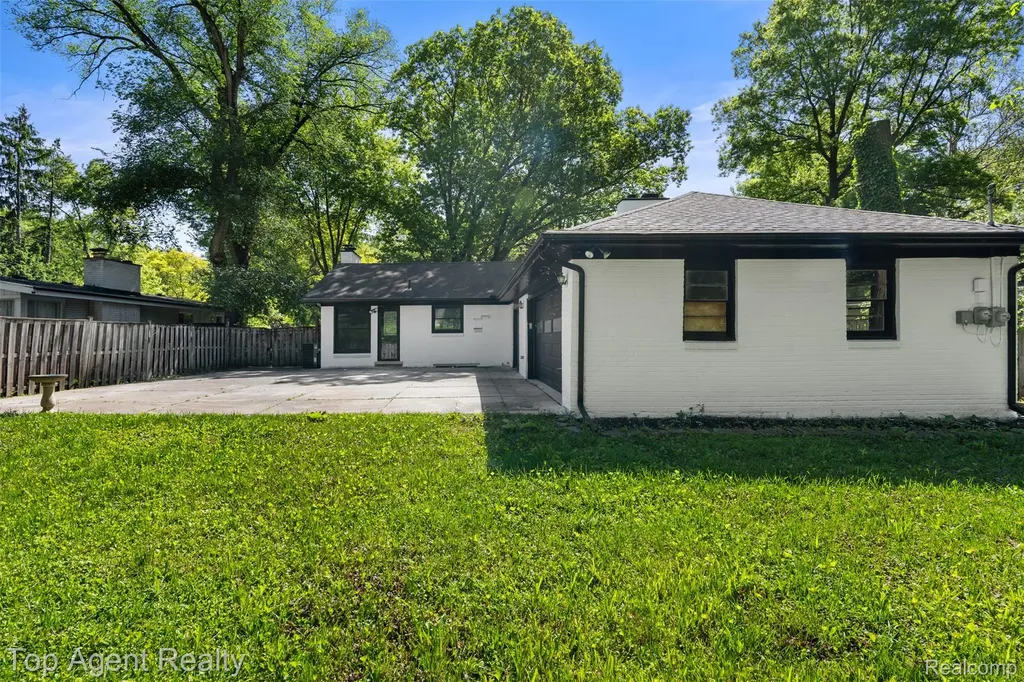 29863 Fall River Road Southfield City MI 48076