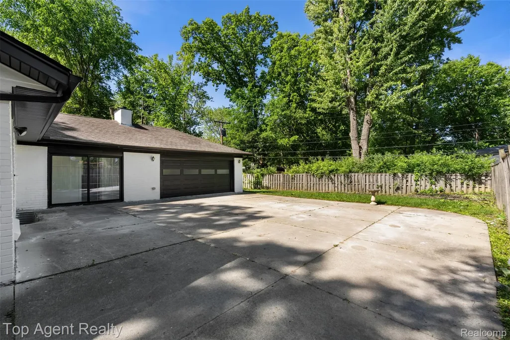 29863 Fall River Road Southfield City MI 48076