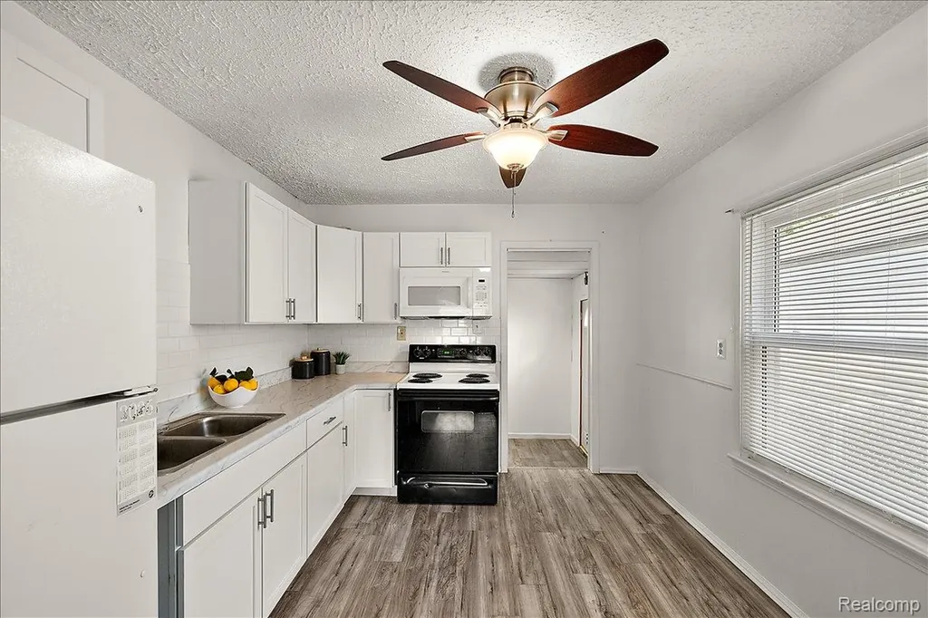 21212 Rensselaer Street Farmington Hills City MI 48336