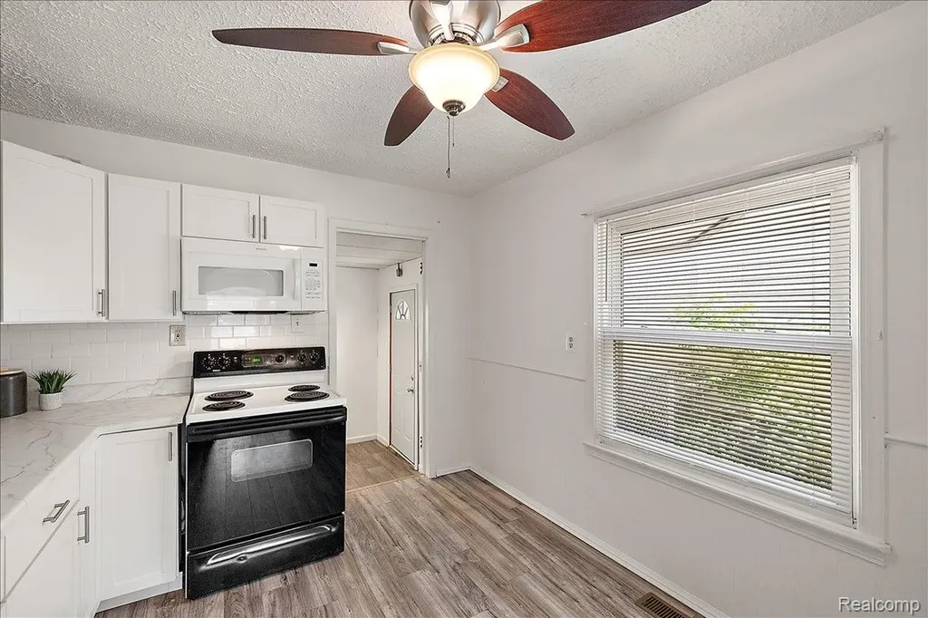 21212 Rensselaer Street Farmington Hills City MI 48336